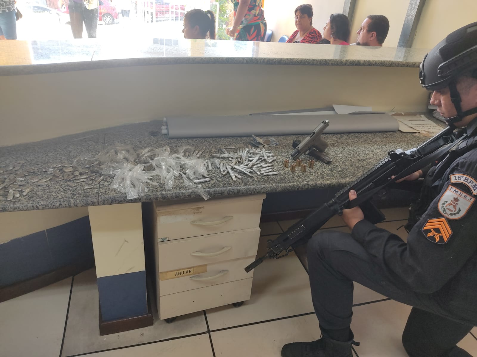 Policiais do 16º BPM prendem criminosa e apreendem drogas e pistola com kit rajada em Brás de Pina 